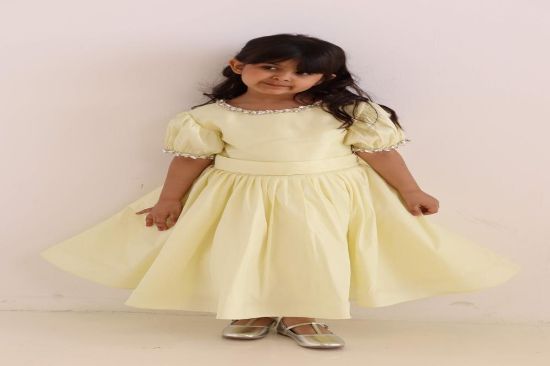 صورة فستان سهرة ليموني نفاش مع فينكه كبيره في الظهر